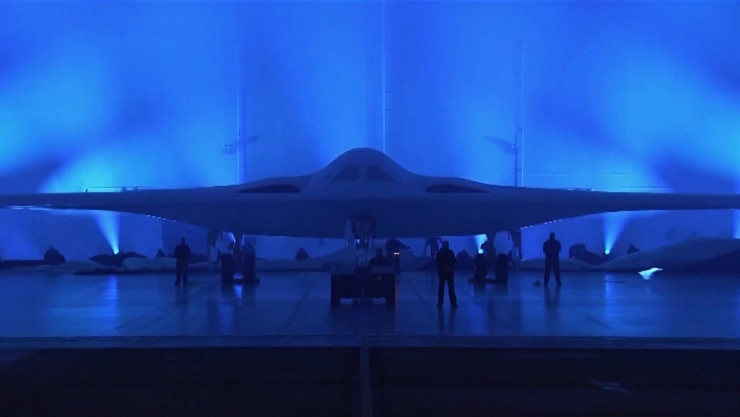 La Fuerza Aérea de los Estados Unidos presentó el primer avión de una nueva flota de bombarderos con poder nuclear, sigilosos y de largo alcance.