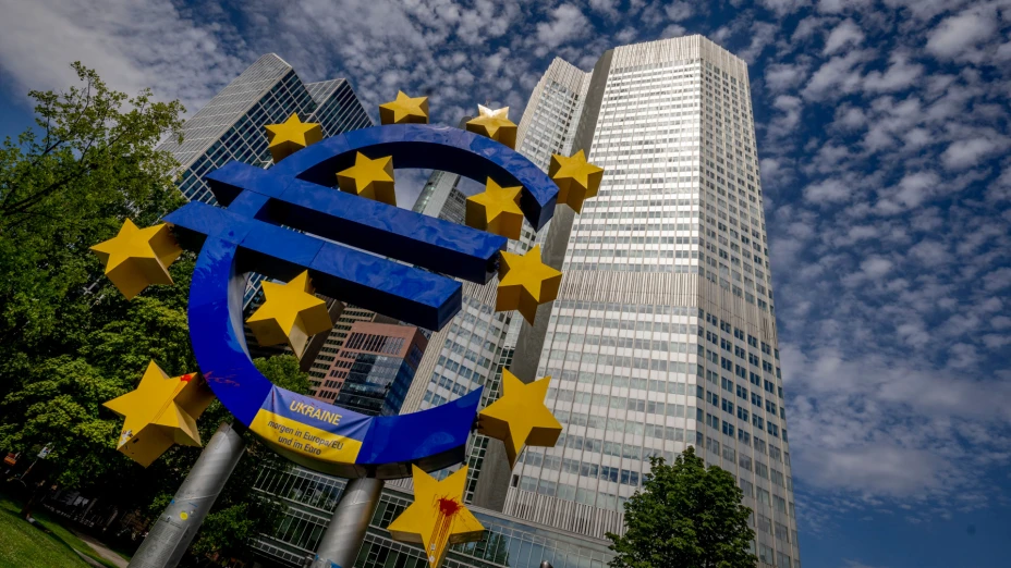 Escultura del euro en la antigua sede del Banco Central Europeo en Fráncfort, Alemania