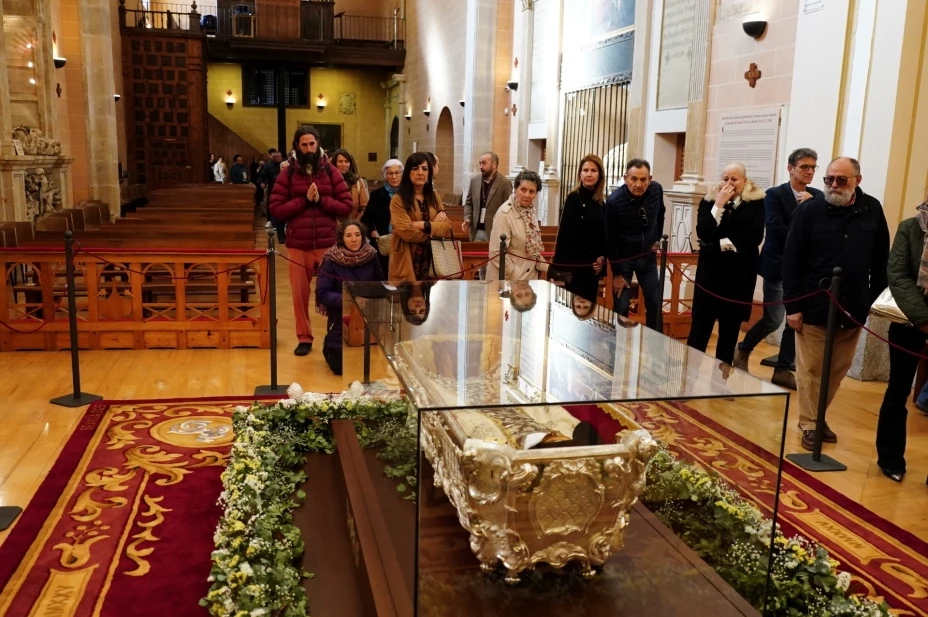 Miles de fieles acuden a ver los restos de Santa Teresa de Ávila.jpg