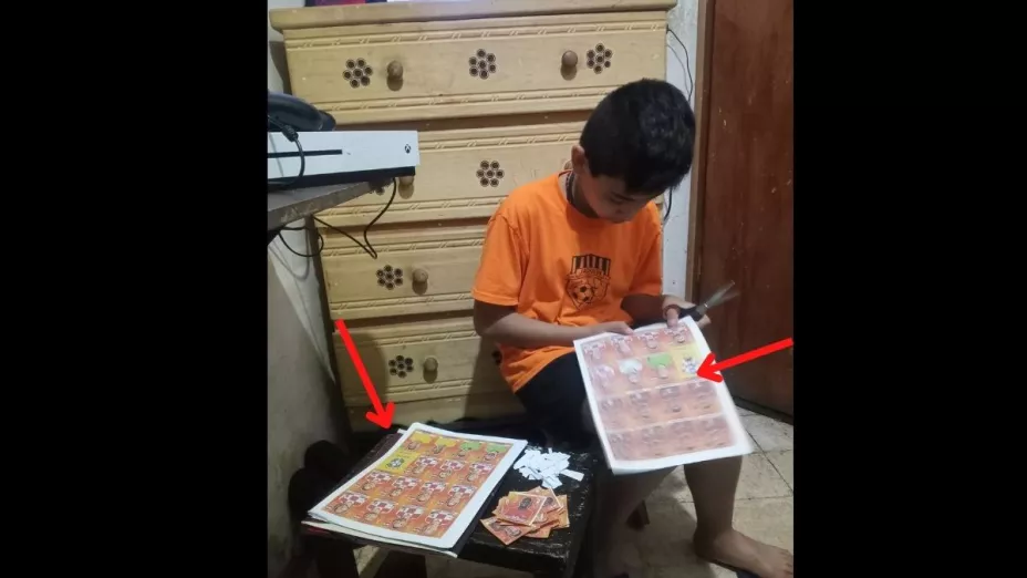 ¿Lo harías Papá saca copias a estampas del álbum Panini para su hijo.
