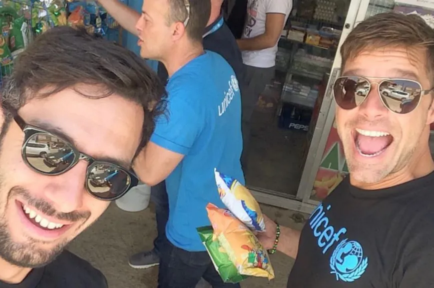 Ricky Martin y su pareja sorprendidos.jpg