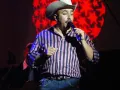 Guadalupe “Lupillo” Rivera Saavedra, nacido el 30 de enero de 1972 en Long Beach, California, es un cantante y compositor mexicano‑estadounidense reconocido por su poderosa voz en géneros como banda, norteño, mariachi y corridos. Inició su carrera en los estudios de la disquera de su padre antes de lanzarse como intérprete a mediados de los años 90.