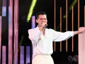 Mario Girón deslumbró al interpretar “No importa la distancia”, entregándose al escenario con una energía contagiosa. Espinoza Paz elogió su responsabilidad y seguridad, destacando que su confianza se notó en cada nota.