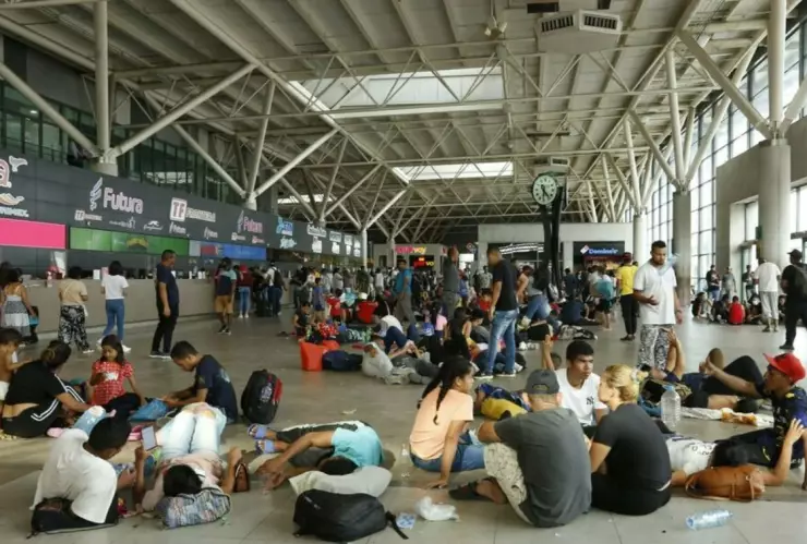 Migrantes venezolanos quedan varados en central camionera de Monterrey