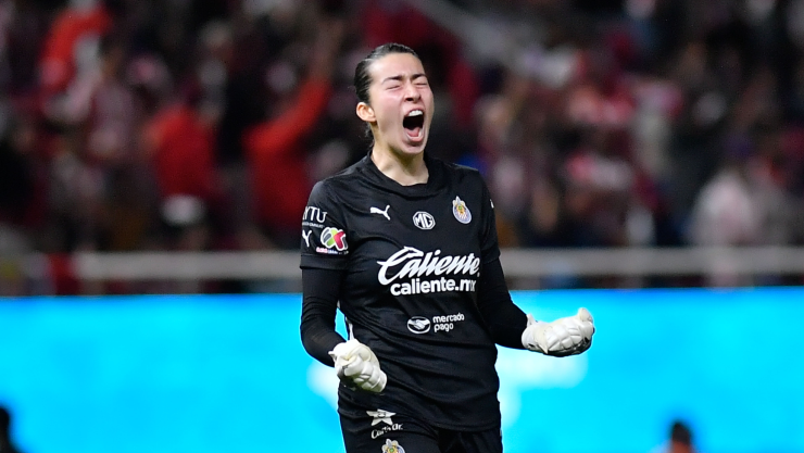 Celeste Espino festeja gol de Chivas Femenil