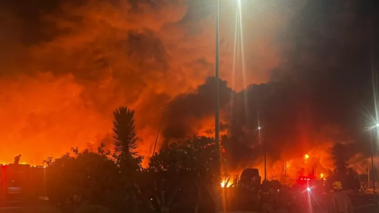 Fuerte incendio en Parque Industrial de Ciénega de Flores en Nuevo León