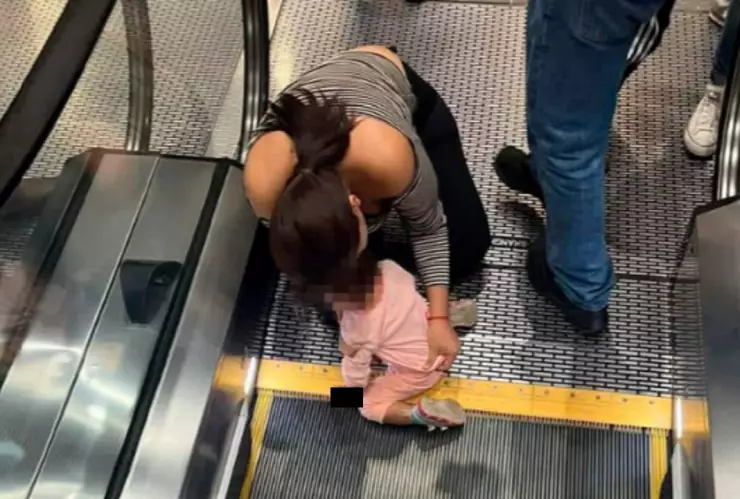 menor atorada escaleras eléctricas