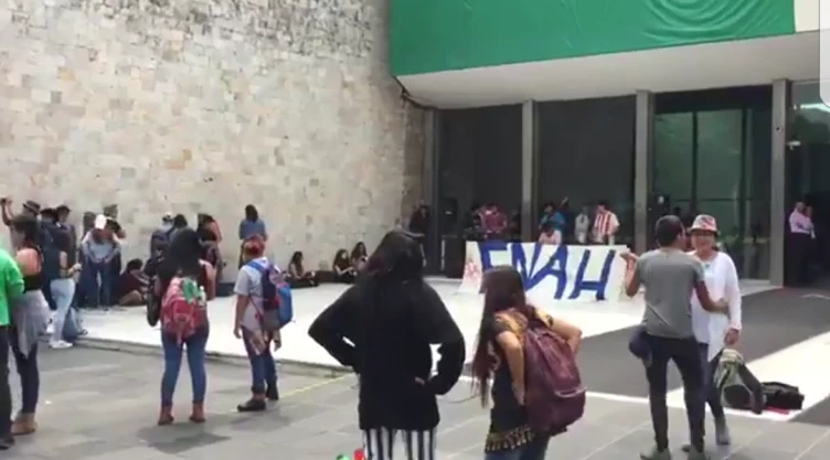 Estudiantes ingresan al Museo Nacional de Antropología