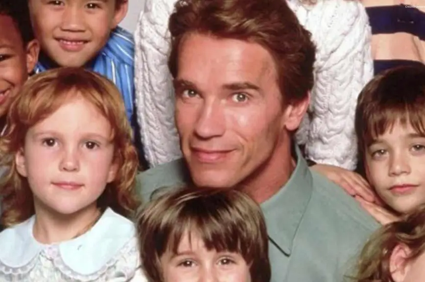 Arnold-Schwarzenegger-detective-en-el-kinder