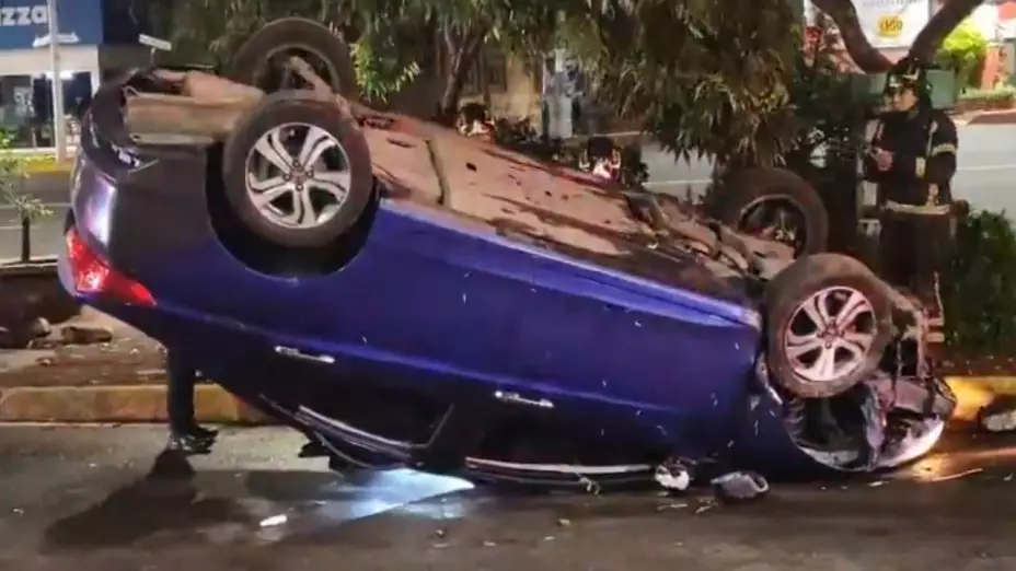 Un auto quedó volcado en Coyoacán.