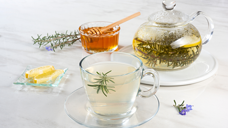 Esto es lo que pasa si tomas té de romero en ayunas a diario