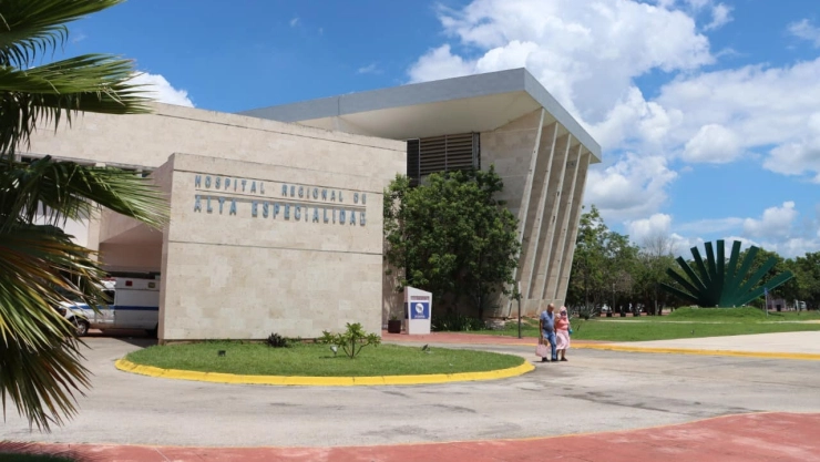 Elevador colapsa con 12 personas en hospital de Yucatán