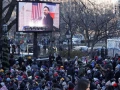 La gente observa mientras el alcalde de la ciudad de Nueva York, Zohran Mamdani, aparece en una pantalla hablando durante su ceremonia de investidura en la ciudad de Nueva York