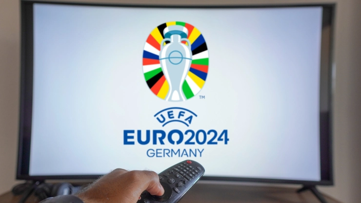 Televisor transmitiendo el logo de la Eurocopa 2024
