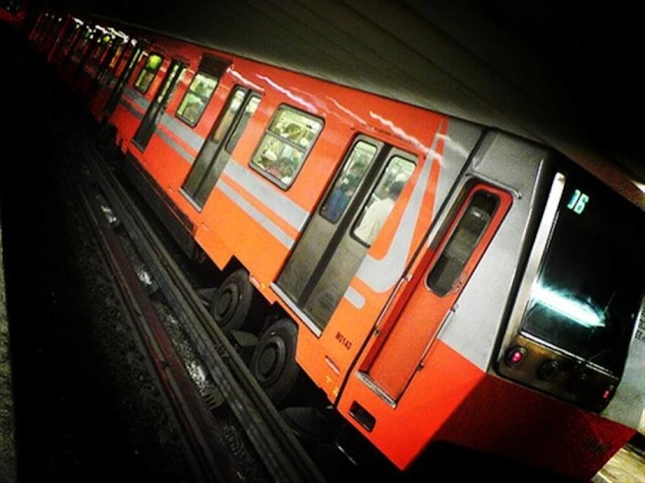 La mujer tropezó y cayó por accidente a las vías del metro, el conductor no pudo parar