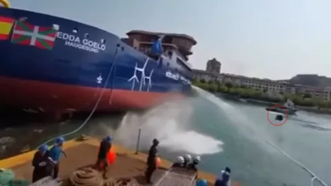 Barco casi destruye un muelle