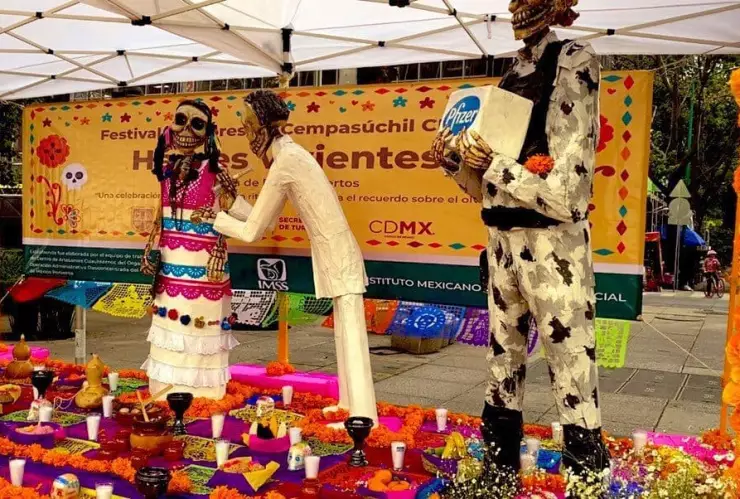 VIDEO: Colocan la primera ofrenda en Reforma por Día de Muertos