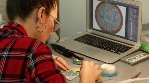 Restauran obra maestra mexica el disco de turquesa decorado con siete dioses guerreros