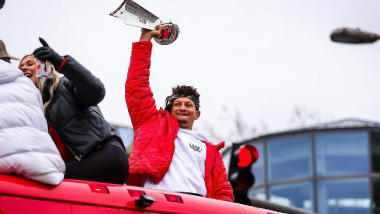 Patrick Mahomes regaló el trofeo Venice Lombardi a un fan, Tom Brady lo defiende