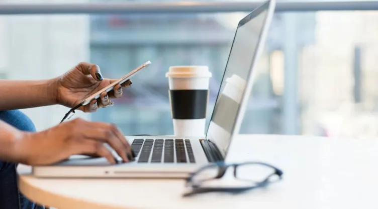 ¿Cuáles son los riesgos de conectarse a redes WiFi públicas?