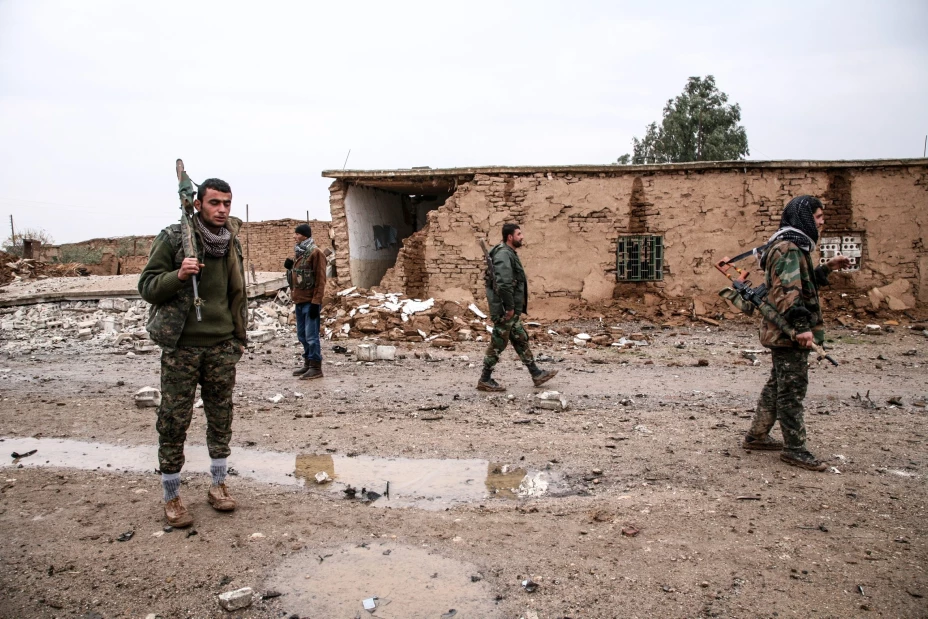 Matan a jóvenes mediante la crucifixión o enterrándolos vivos.