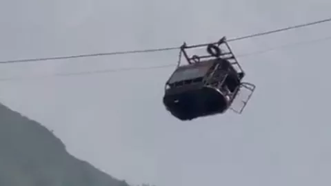 VIDEO Rescatan a niños y maestros atrapados en teleférico colgando en Pakistán