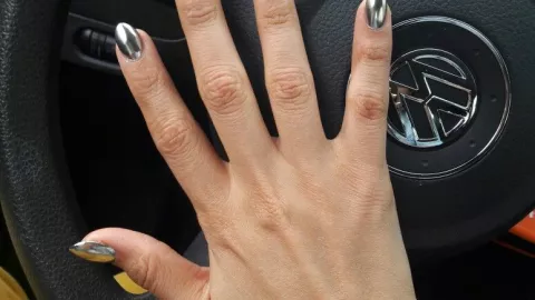 12 diseños de uñas plata que se ven elegantes en cualquier mujer: puedes usarlas para hacer deporte