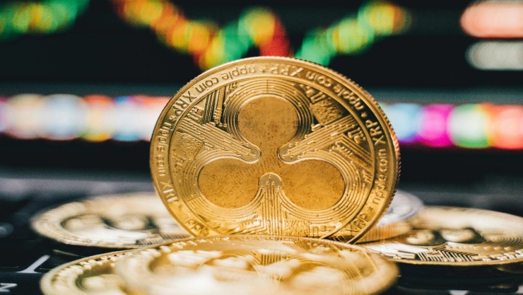 5 cursos gratis y en línea para ser todo un experto en criptomonedas. En la imagen se observa la representación dorada de la criptomoneda XRP y otra de Bitcoin.