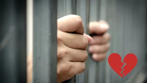 Una mujer se enamora de un reo, lo visita en la cárcel y casi la mata