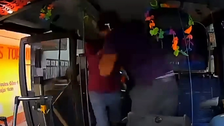¡Pánico-en-Veracruz_-Golpean-al-chofer-y-el-autobús-sigue-avanzando-con-pasajeros-a-bordo.webp