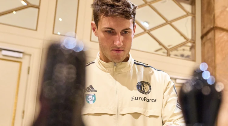 Santiago Giménez jugando ajedrez con el Feyenoord