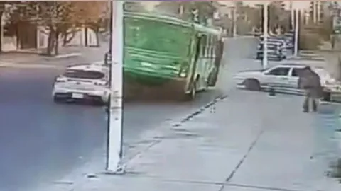 VIDEO FUERTE: Mujer se quedó dormida al volante y provoca fuerte choque; quedó debajo de camión en Guadalajara