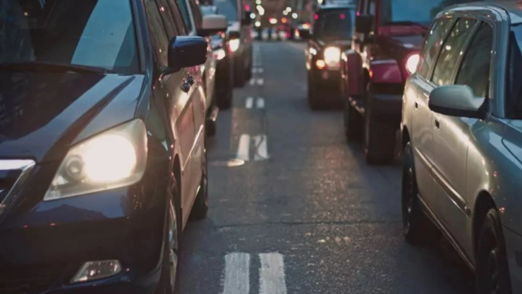 En dónde está y cuántos dígitos son La forma de identificar la clave vehicular de tu carro. En la imagen se observan automóviles en el tráfico de una ciudad, que hacen referencia a los vehículos y su número de identificación VIN.