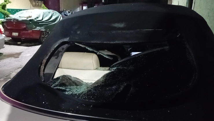 Cristal de auto dañado tras balacera en Azcapotzalco el 2 de agosto de 2025.