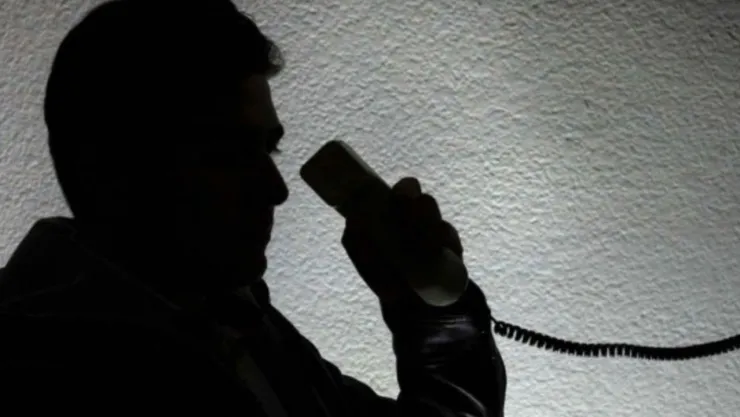 Hombre extorsionando llamada telefónica