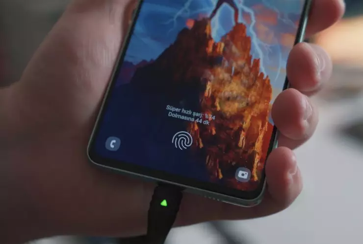 ¿Por qué el celular se calienta mientras lo cargas?