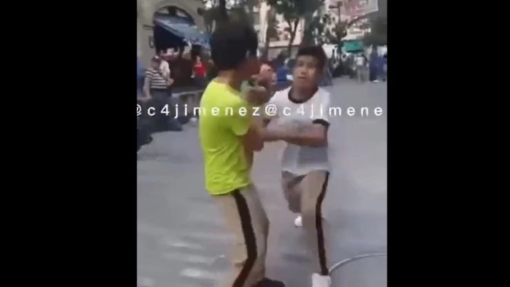 intenta detener pelea de estudiantes