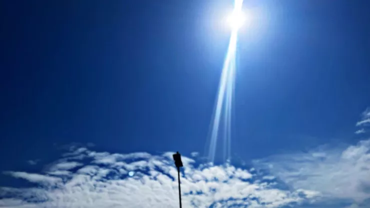 cielo despejado con el fuerte rayo de sol