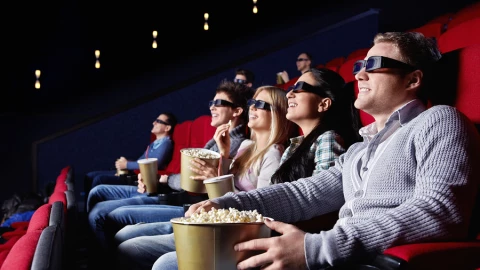 Personas en el cine durante una función.