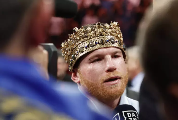 Saúl Álvarez con su corona de campeón