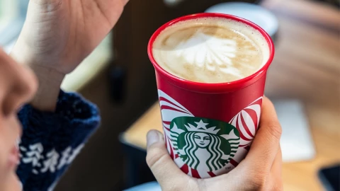 Starbucks empieza la temporada navide&ntilde;a: lanza caf&eacute;s y frapucchinos gratis