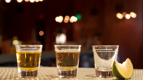 Los mejores tequilas, rones y vodka con sabor que están a precio de regalo y son los mejores, según Profeco