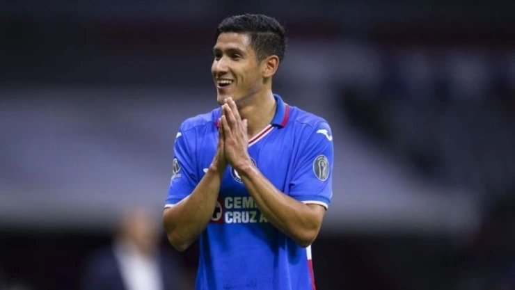 ¿Arrepentido? Uriel Antuna se disculpa con Chivas por besar escudo de Cruz Azul