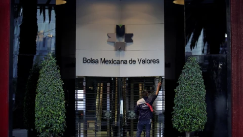 Bolsa mexicana cae más de 2 en apertura por aranceles de Trump