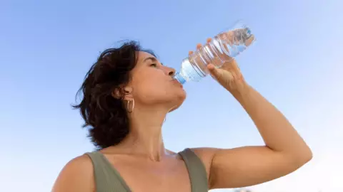 Tomar agua es clave para la hidratación y mejorar la calidad de salud