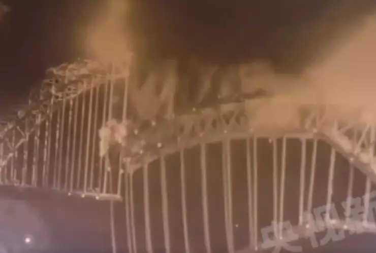 Tragedia en China_ colapso de megapuente deja al menos 10 muertos y varios desaparecidos.jpg