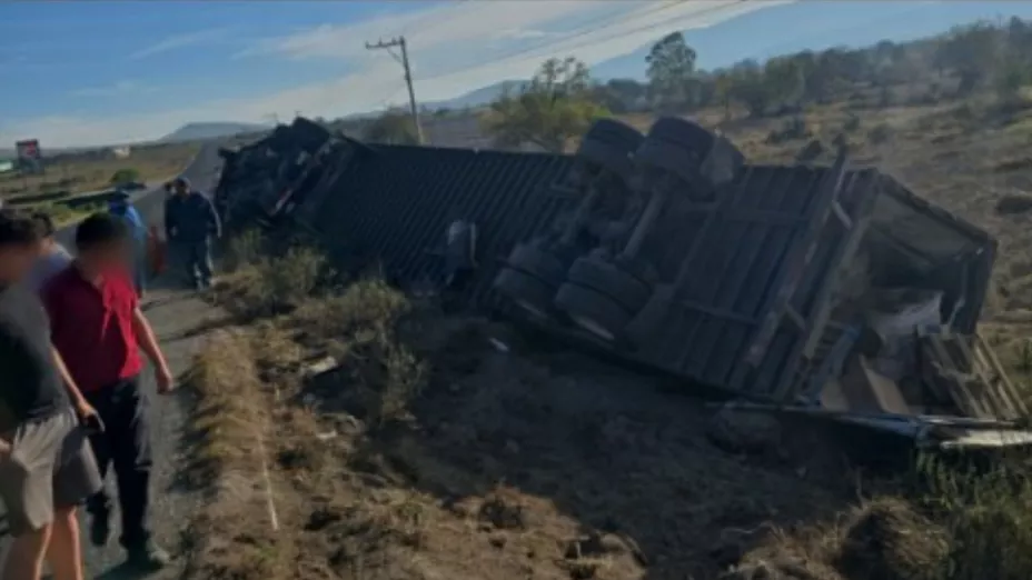 Tráiler volcó y conductor quedó prensado tras accidente en la carretera Seco-Azumbilla en Puebla hoy