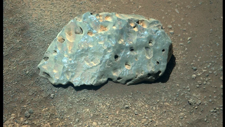 El Perseverance de la NASA encontró una rara piedra verde sobre la superficie de Marte