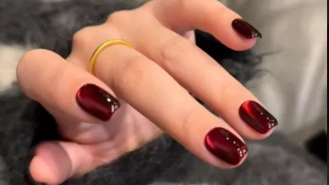 uñas color vino efecto ojo de gato