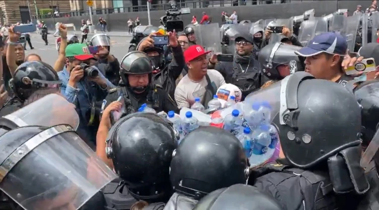Pelea entre policías y comerciantes ambulantes en el centro de CDMX deja 8 servidores públicos heridos